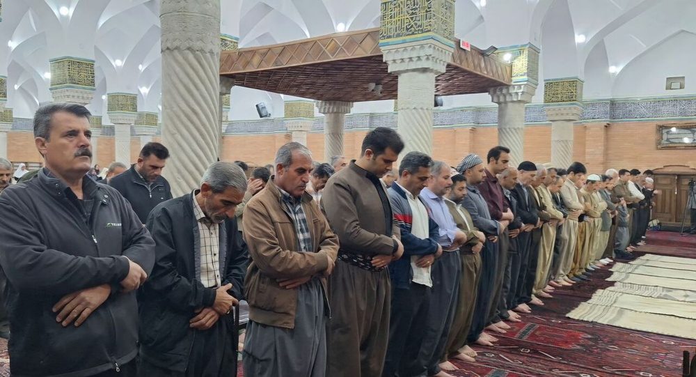 نماز عید فطر در مساجد جامع  کردستان  اقامه شد