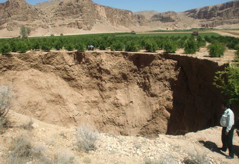 بحران کم آبی و فرونشست زمین در دشت های شرقی کردستان