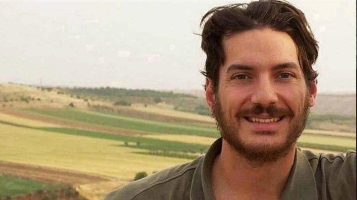 ڕوفاتی ڕۆژنامەنووسی ئەمریکی ئۆستن تایس له‌ گۆڕێکی به‌ کۆمه‌ڵ له‌ باکووری سووریا دۆزرایه‌وه