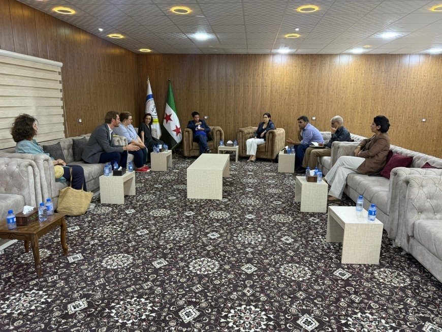هیئتی از پارلمان اروپا و وکلای فرانسوی از شمال و شرق سوریه بازدید کردند