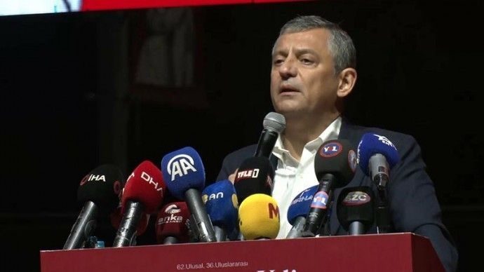 اوزگور اوزل: همه احزاب ترکیه باید با هم برای حل مسئله کرد تصمیم بگیرند