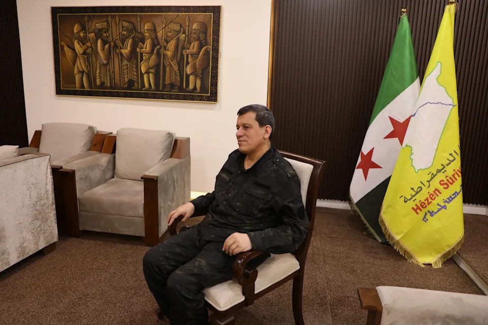 فه‌رمانده‌ و ئه‌ندامانی SDF پۆستی باڵا له‌ فه‌رمانده‌یی سوپا سووریا وەردەگرن