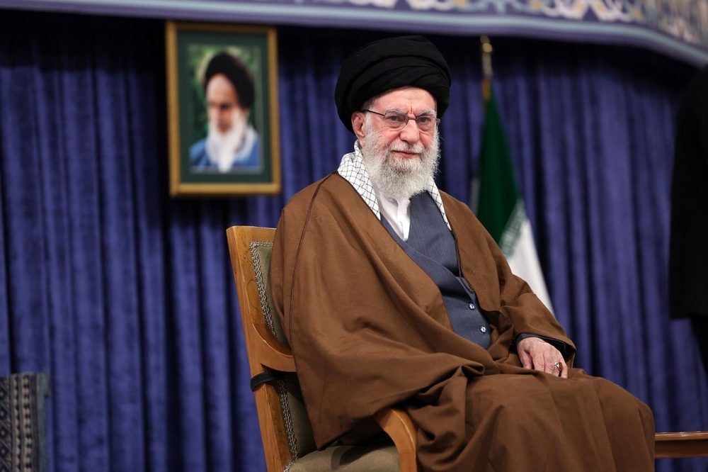 رهبر انقلاب خطاب به ترامپ: اصلاً شما چه کاره هستی؟/ جوانان ایران، «مظهر امید» هستند