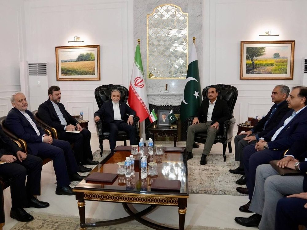 Iran's Foreign Minister met with Pakistan Army Commander