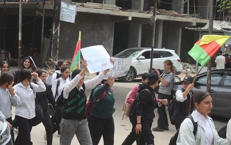 اعتراض گسترده در حسکه و قامشلو در واکنش به حمله به آوارگان کُرد سره‌کانی