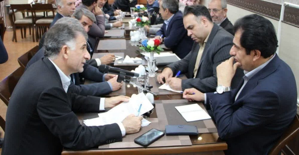 دستگاه‌های اجرایی خرید تولیدات بومی را در اولویت قرار دهند