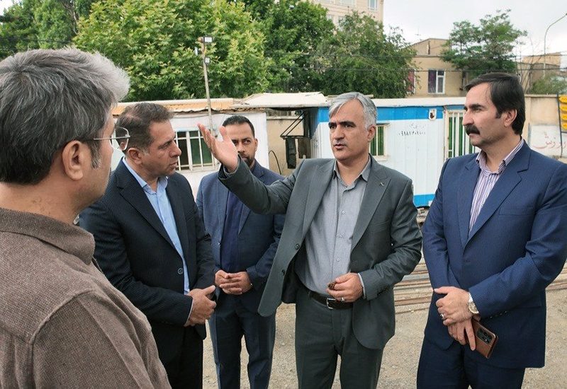 سنندج با کمبود فضای آموزشی دست و پنجه نرم می کند