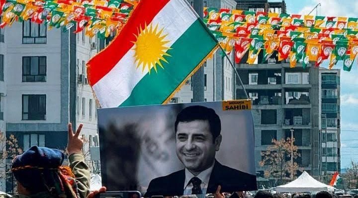 بازداشت دختر ۱۷ ساله در ازمیر به دلیل داشتن تصویر دمیرتاش و پرچم اقلیم کردستان در گوشی