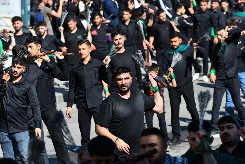 آئین بزرگداشت شهدای کربلا با حضور هزاران تن در قارص برگزار شد + تصاویر