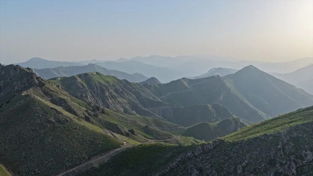 لووتکەی بەفراوی و بنارە سەوزەکانی چیای کەل‌مەموو لە شرناخ + وێنەکان
