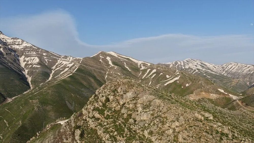 لووتکەی بەفراوی و بنارە سەوزەکانی چیای کەلمەموو لە شرناخ + وێنەکان