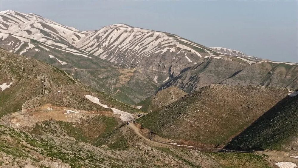 قله برفی و دامنههای سبز کوه کَلمَمو در شرناخ از آسمان به تصویر کشیده شد + تصاویر