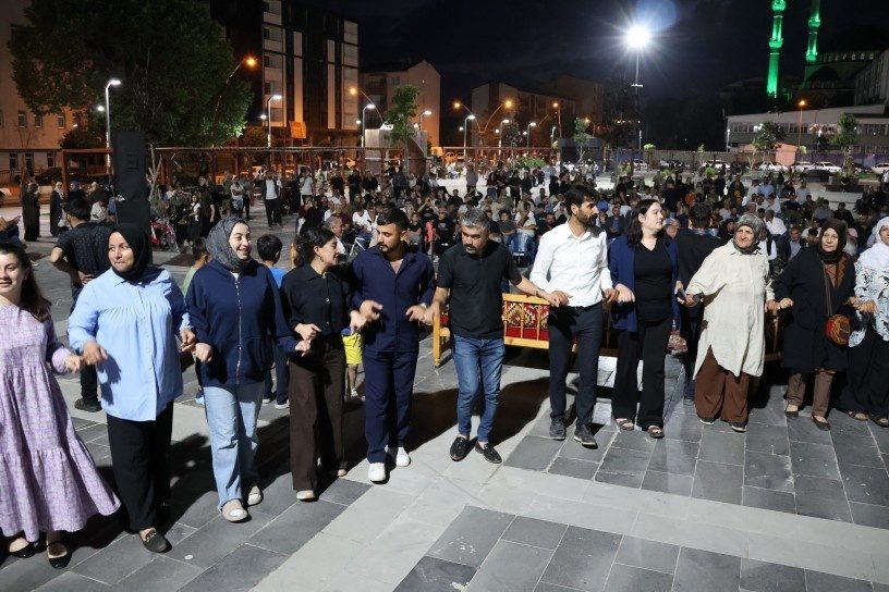 جشن دنگ‌بژی با استقبال گسترده مردم در آگری برگزار شد