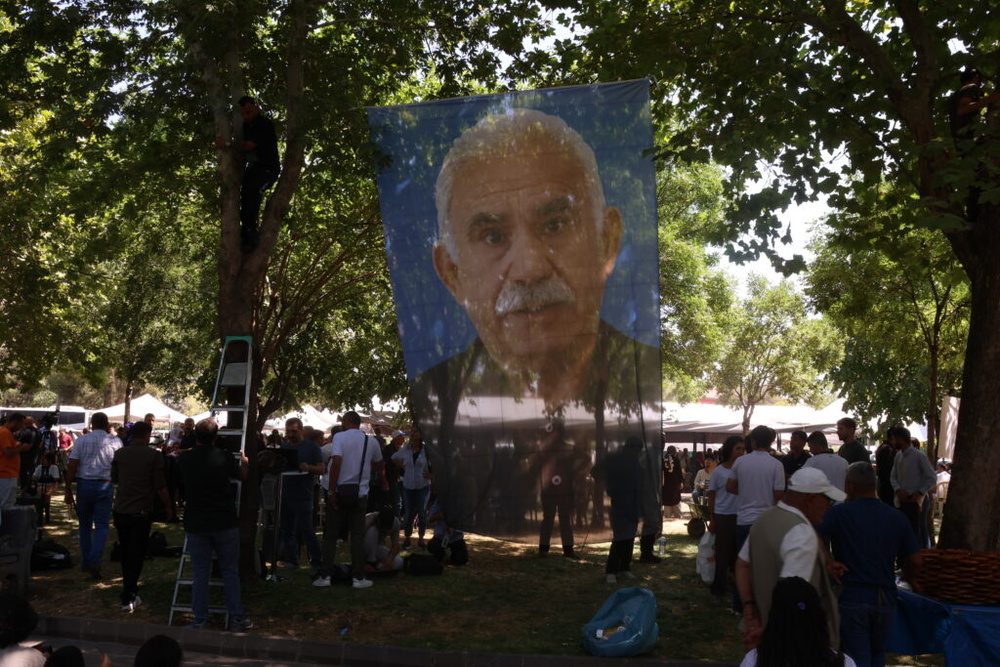 نصب تصاویر بزرگ از اوجالان در مراسم یادبود جانباختگان PKK در دیاربکر + فیلم