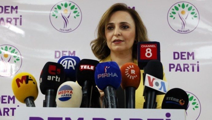 سخنگوی دم پارتی خواستار دعوت مظلوم عبدی و الهام احمد به ترکیه شد