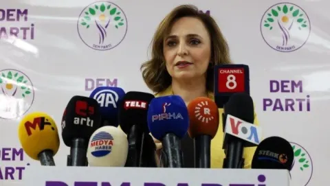 سخنگوی دم پارتی خواستار دعوت مظلوم عبدی و الهام احمد به ترکیه شد