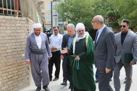 شیعه و سنی در کنار یکدیگر برای اعتلای ایران اسلامی ایستاده‌اند