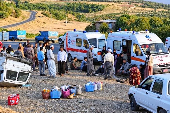 مصدومیت ١٦ نفر در واژگونی یک لندکروز در محور پیرانشهر-میرآباد