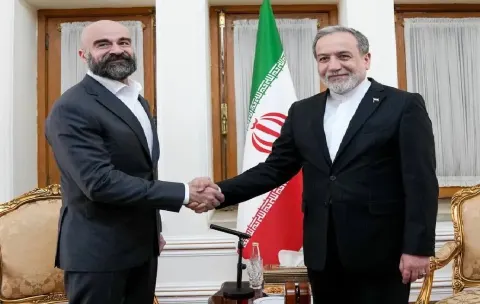 بافڵ تاڵەبانی و عەباس عێراقچی جەخت لە چارسەریی ئاشتیانەی کێشەکان دەکەنەوە