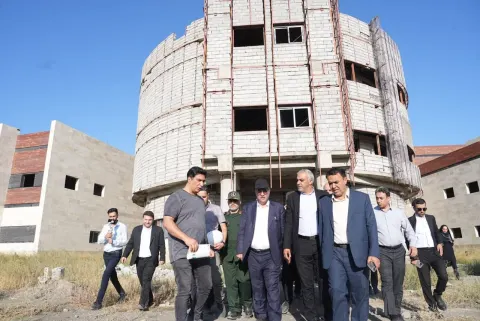 استاندار در سلماس؛ بازدید از یک پروژه ١٦ ساله معلق و احیای یک تولیدی پس از ١١ سال