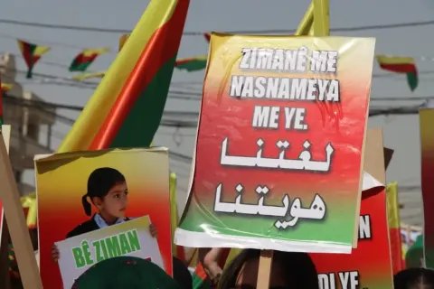 لە قامشلۆ دژی سنووردارکردنی زمانی کوردی خۆپیشاندان کرا