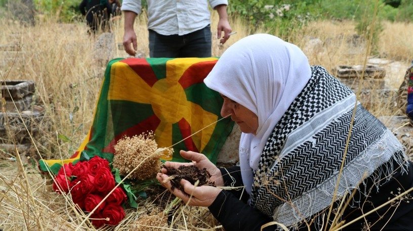 پدری پس از ۱۸ سال برای نخستین‌بار بر مزار پسرش در گابار حاضر شد