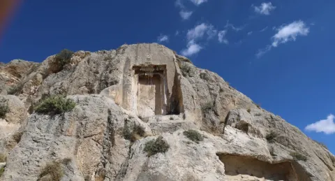 دروازه مهر؛ گذرگاهی از جهان انسان‌ها به جهان ایزدان اورارتو