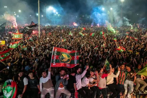 نیویۆرک تایمز لێکەوتەکانی سەرکەوتنی یانەیەکی تۆپی پێی کوردی لە تورکیادا، لێکدەداتەوە