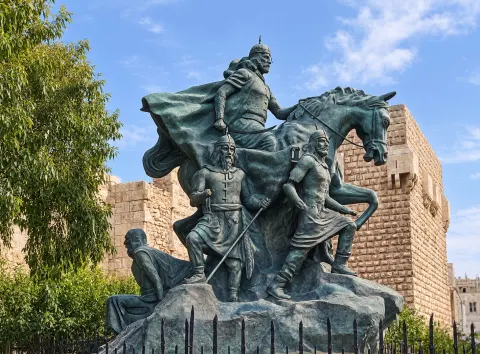 لابردنی پەیکەری سەلاحەدین ئەیووبی لە دیمەشق کاردانەوەی بەرفراوانی لێکەوتەوە
