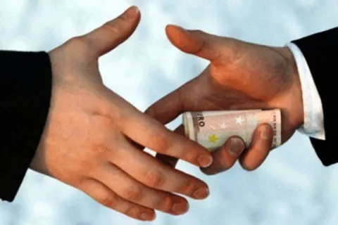 پرونده مشکوک اقتصادی در یکی از بانک های کردستان؛ دستگاه های نظارتی رود کنند
