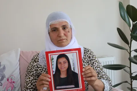 مادر روژین آکین: آرزو دارم دخترم مزاری داشته باشد + فیلم