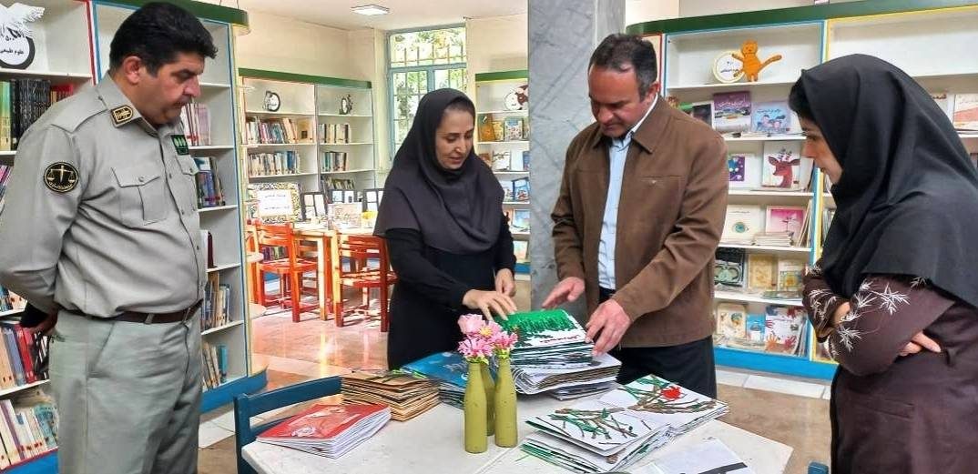 کودکان مهابادی نمایشگاه کاردستی با مواد بازیافتی برپا کردند