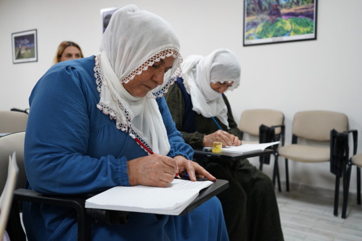 مادران سالمند در دِریک کردستان ترکیه برای نخستین‌بار قلم به دست گرفتند + فیلم