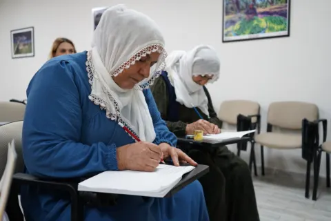 مادران سالمند در دِریک کردستان ترکیه برای نخستین‌بار قلم به دست گرفتند + فیلم