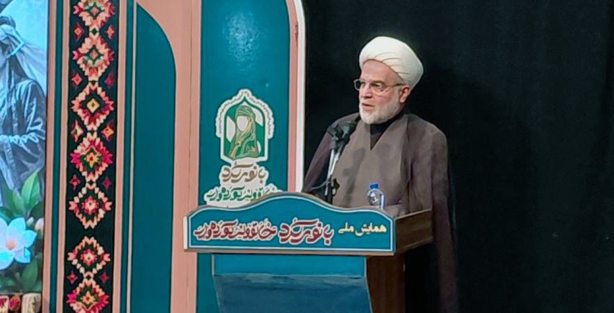 زنان نیمی از جمعیت استان را تشکیل می دهند و نقش مهمی در حفظ هویت فرهنگی دارند