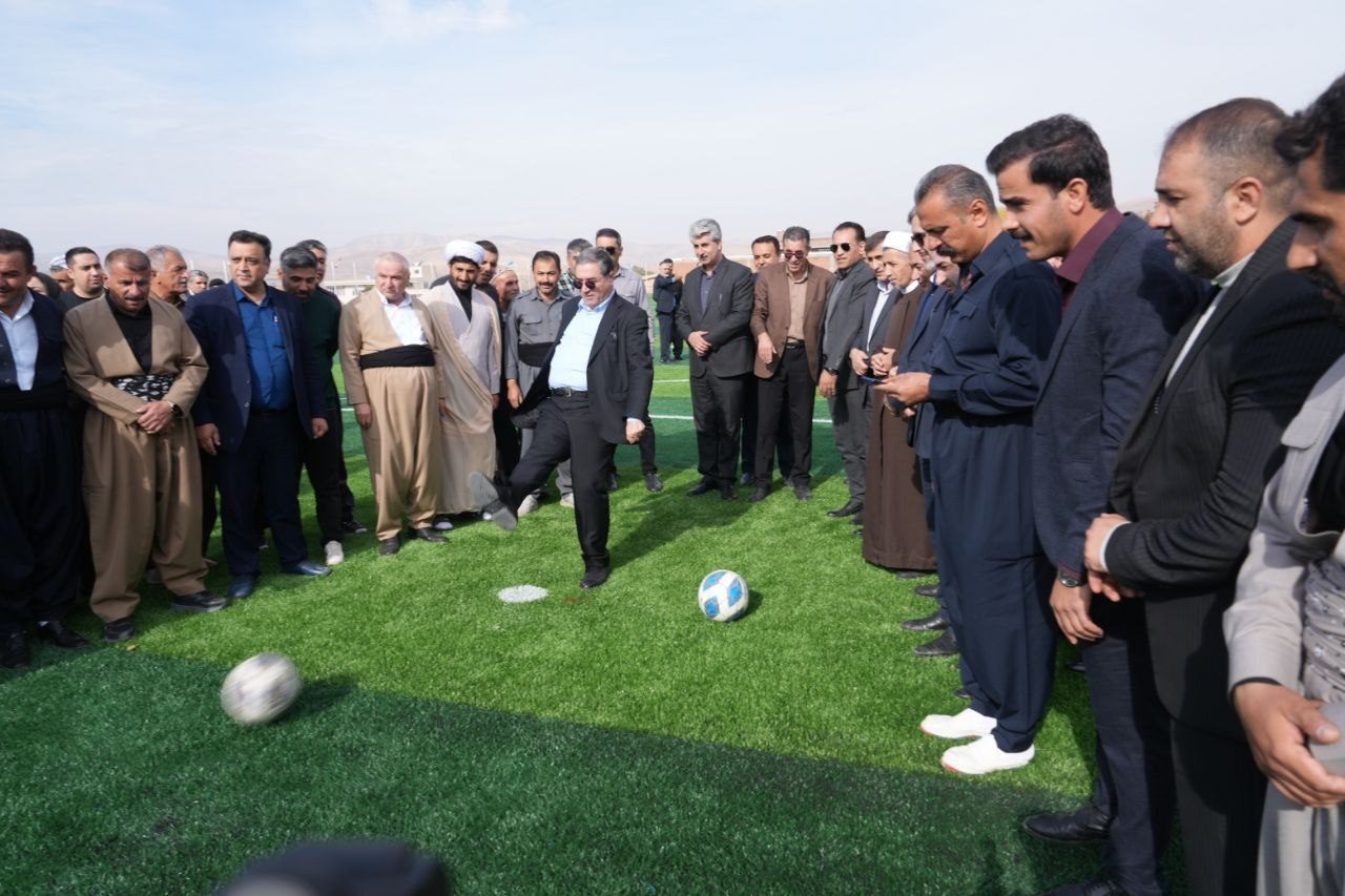 بهره برداری ٤ پروژه ورزشی در مهاباد/ استادیوم چندمنظوره خلیفان افتتاح شد