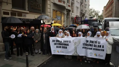 تجمع فعالان سیاسی در مقابل ساختمان کنسولگری سوریه در استانبول